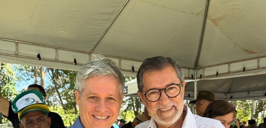 Famílias beneficiadas pelo PNFC recebem título da terra