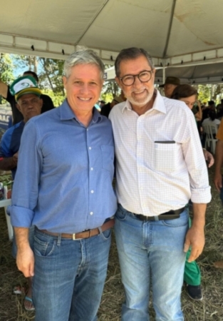Famílias beneficiadas pelo PNFC recebem título da terra