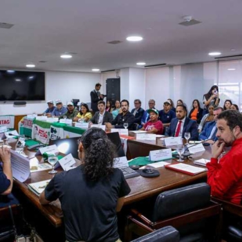 Fetaemg participa da entrega da pauta do Grito da Teraa Brasil ao governo