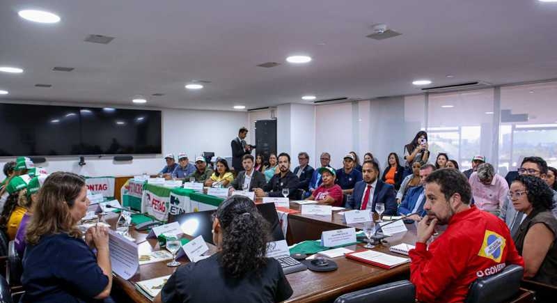 Fetaemg participa da entrega da pauta do Grito da Teraa Brasil ao governo